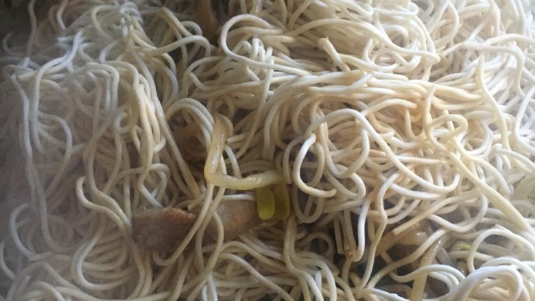 豇豆蒸面条,锅里放水烧热,放入不锈钢蒸板,用手把面条弄匀称,放入不锈钢蒸板上面(这样做是为了不让面条粘在一起) 蒸1分钟,用筷子翻一翻,不让她粘在一起。放入蒸面的菜,蒸3分钟。一直到面条蒸熟就可以了