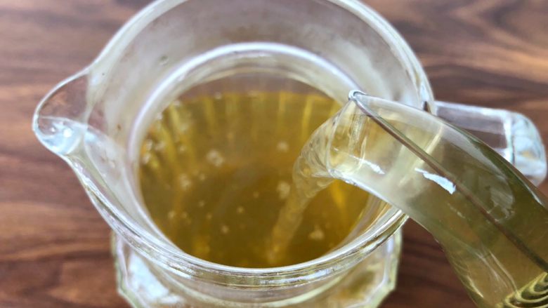 果茶,把泡好的茉莉花茶过滤到水壶里,放入冰箱冷藏2个小时。