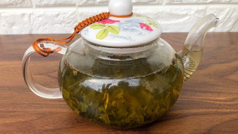 果茶,首先把<a style='color:red;display:inline-block;' href='/shicai/ 13463'>茉莉花茶</a>用开水冲洗一遍,沥干水,倒入茶壶里,倒入开水泡5分钟。