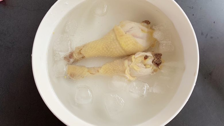 葱油鸡,关火再焖10分钟,再捞出用冰水泡15分钟