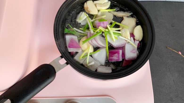 葱油鸡,起锅热油,加葱蒜洋葱姜片炒香
