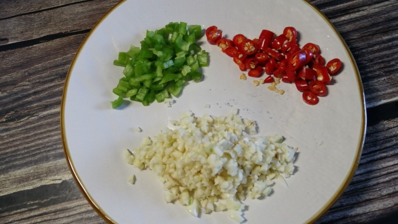 蒸菠菜,辣椒,蒜切末备用