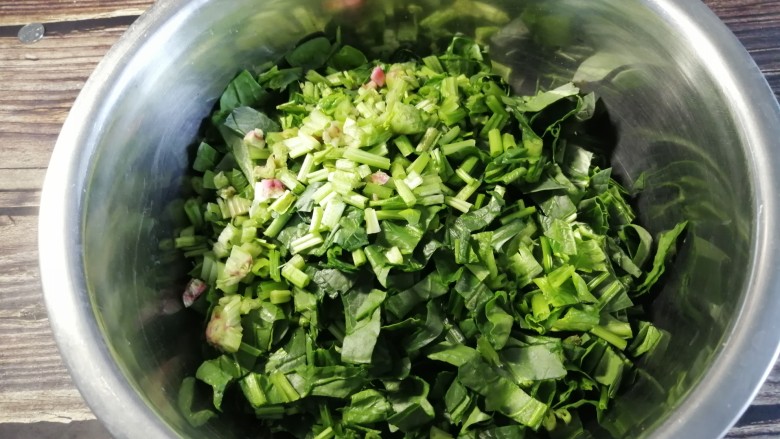 蒸菠菜,菠菜切小段,放入一个大点的盆中