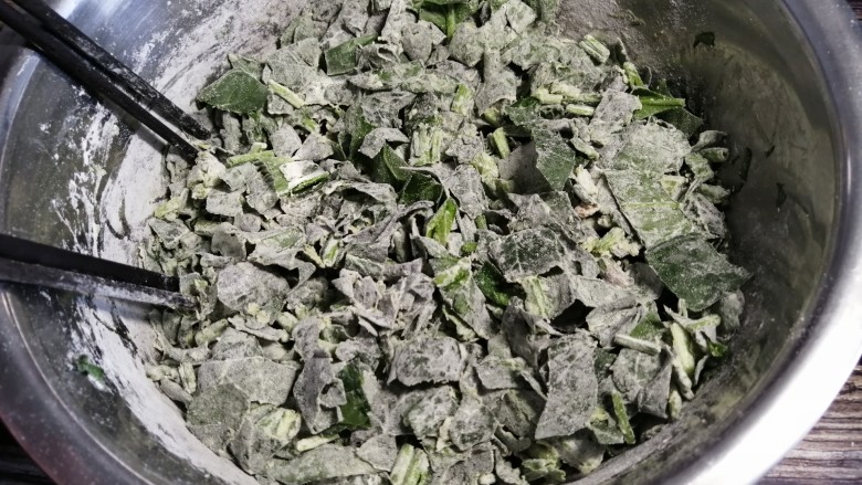 蒸菠菜,搅拌好的菠菜面,每一片叶子都粘上面