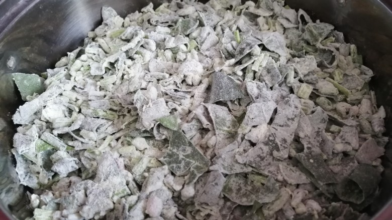 蒸菠菜,然后铺到蒸屉上,不要压实,大火蒸12分钟左右即可