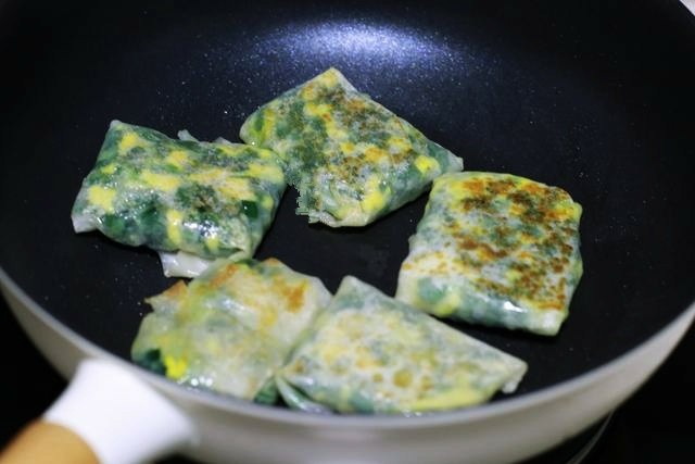 韭菜鸡蛋盒子,锅中放入少许底油,小火煎至两面金黄即可。