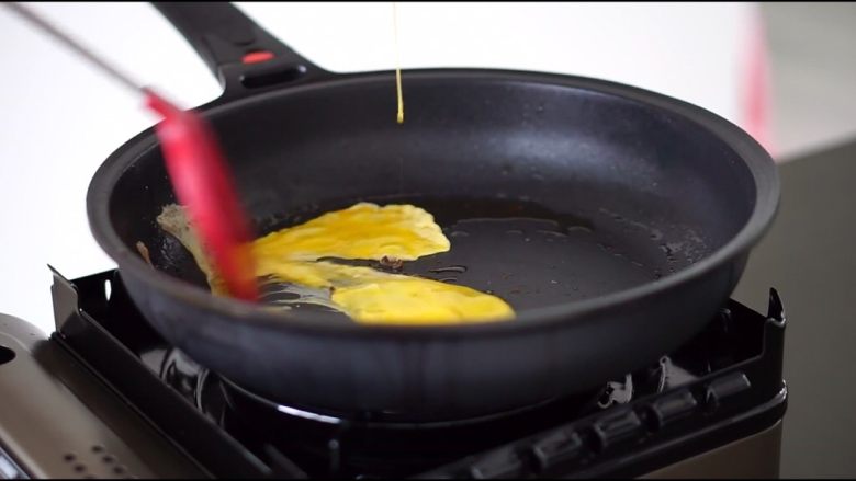 虾仁炒饭(简单版),打入<a style='color:red;display:inline-block;' href='/shicai/ 9'>鸡蛋</a>液,快速翻,可以炒出絮状