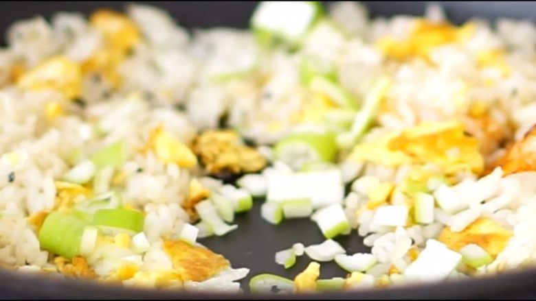 虾仁炒饭(简单版),加入虾仁和葱花,加入适量盐调味