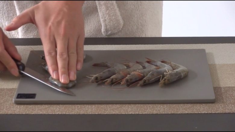 虾仁炒饭(简单版),去虾线,留虾头