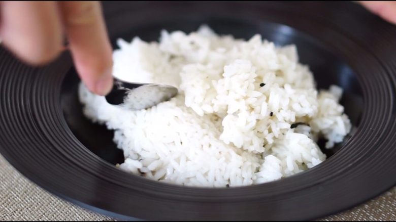 虾仁炒饭(简单版),隔夜米饭用勺子压碎方便下锅