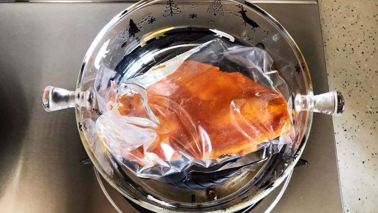 低卡健康完美早餐,锅内煮适量清水,水开后连包装袋一起放入锅内