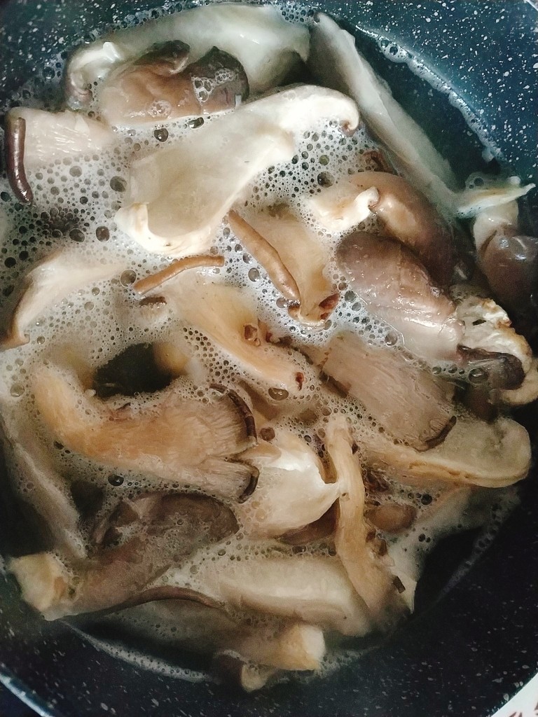 比肉还好吃的干炸蘑菇,鲜蘑焯水;
