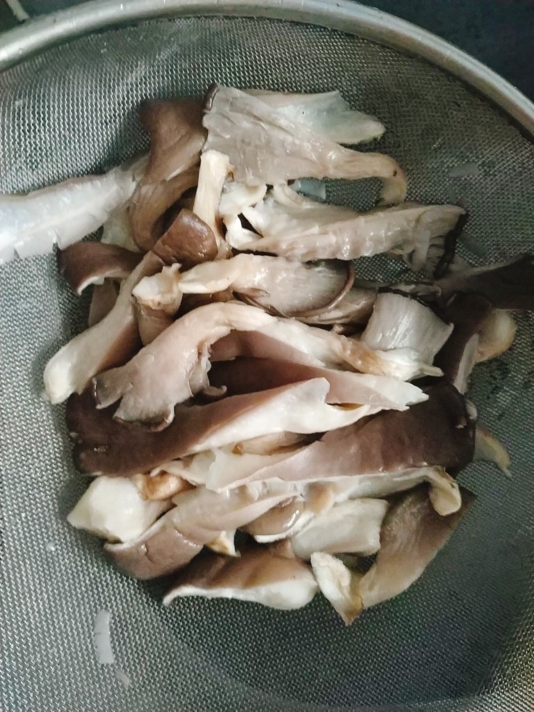 比肉还好吃的干炸蘑菇,捞出,过冷水,把蘑菇里的水份挤压出去,越干越好;