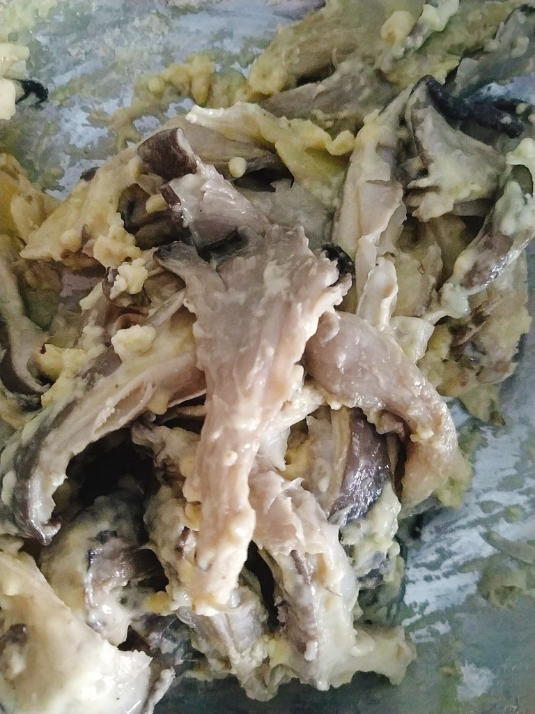 比肉还好吃的干炸蘑菇,抓拌均匀;
