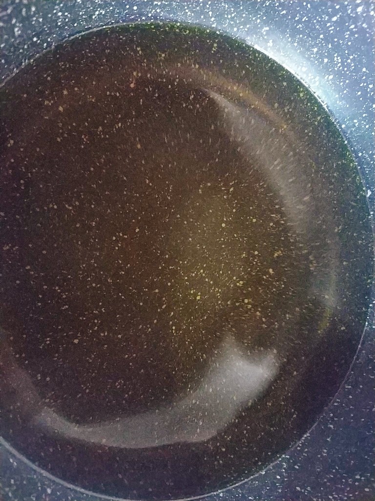 比肉还好吃的干炸蘑菇,锅里倒入食用油,大火加热;