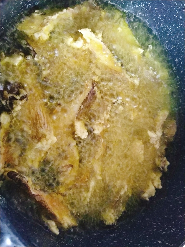 比肉还好吃的干炸蘑菇,大火炸至定型:捞出;