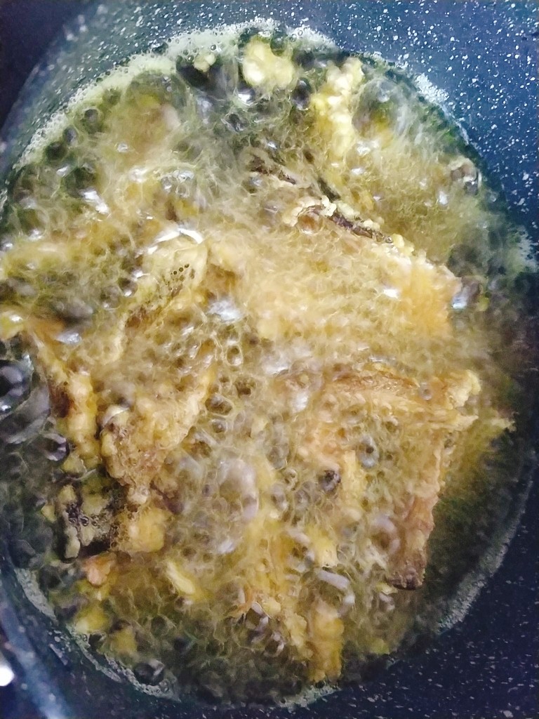 比肉还好吃的干炸蘑菇,油温很高时候再复炸一遍,更酥脆;