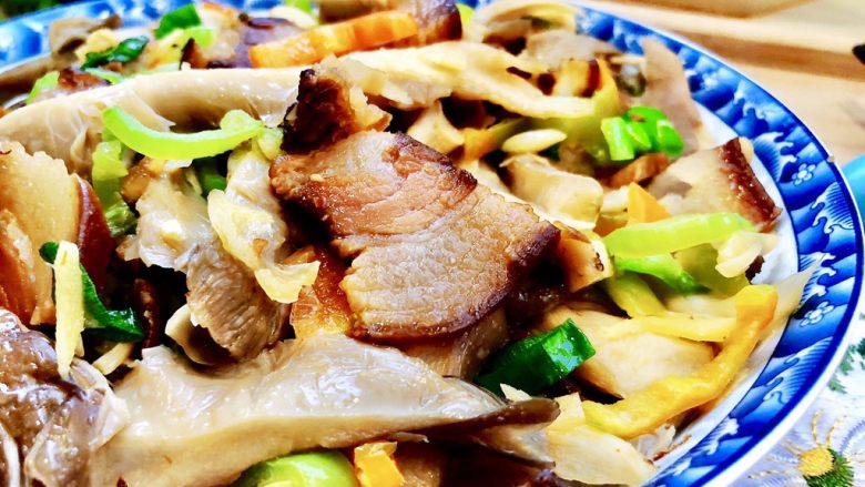 尖椒炒腊肉➕尖椒平菇炒腊肉,这道尖椒干腊肉,做法简单~腊肉超级香,尖椒微辣提味,搭配平菇,营养更均衡,喜欢的小伙伴们一起来试试吧😄