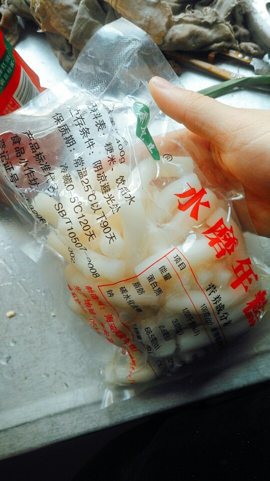 秘制年糕虾,将鸡尾🐔虾用生姜,葱,大蒜,青椒,花椒,糊椒粉。腌制十分钟。