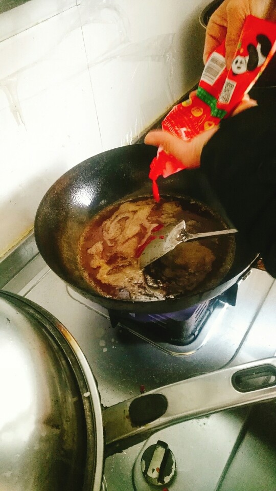 秘制年糕虾,做好料酒,可以使用番茄酱,油,<a style='color:red;display:inline-block;' href='/shicai/ 721'>蚝油</a> 生粉葱 。