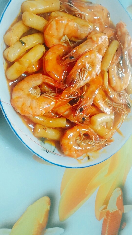秘制年糕虾,酱,烧煮一会,番茄酱便已溶于虾肉中了🍲😍