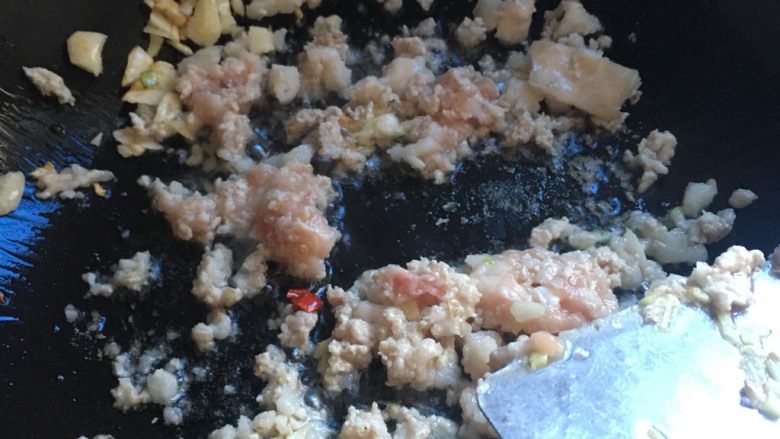 肉沫豆腐(超级下饭菜),放入猪肉末翻炒