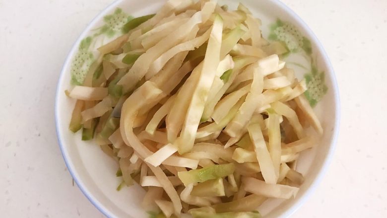 美味下饭菜 腊肉炒榨菜,把榨菜切成粗丝