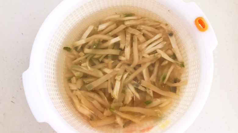 美味下饭菜 腊肉炒榨菜,用冷水浸泡榨菜丝,浸泡15分钟,每隔5分钟换一次水