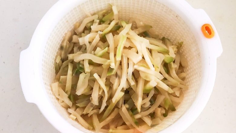 美味下饭菜 腊肉炒榨菜,把浸泡好的榨菜丝清洗干净,沥干水份