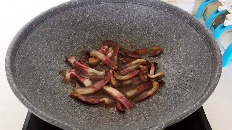 美味下饭菜 腊肉炒榨菜,煸炒2分钟