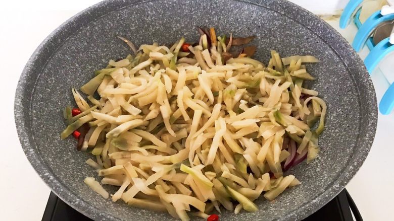美味下饭菜 腊肉炒榨菜,加入榨菜丝