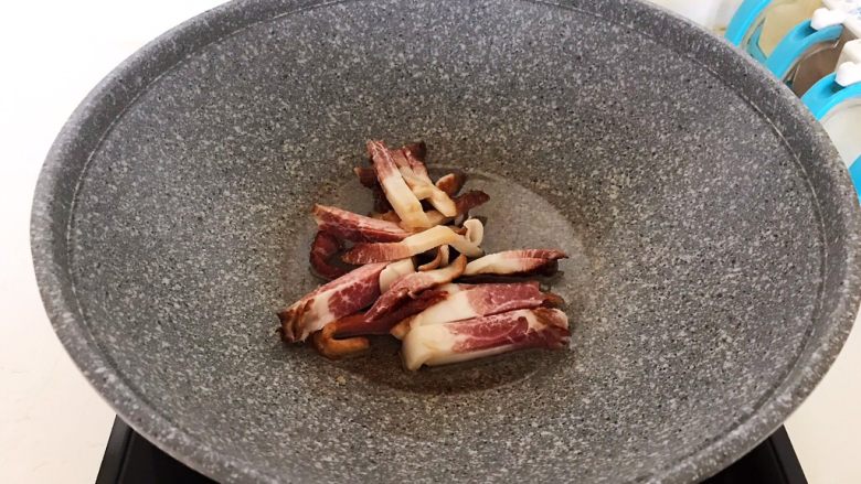 美味下饭菜 腊肉炒榨菜,加入腊肉