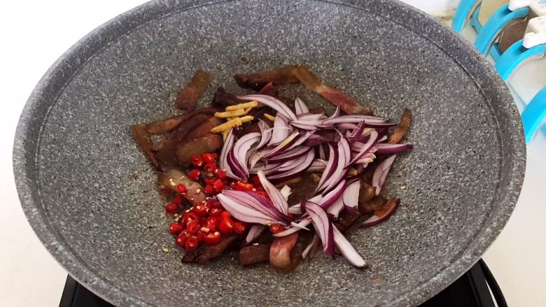 美味下饭菜 腊肉炒榨菜,加入姜丝,小米辣和圆葱丝