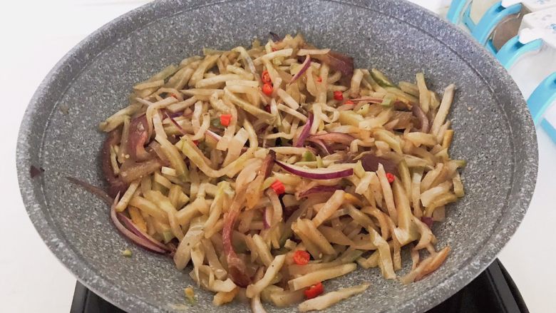 美味下饭菜 腊肉炒榨菜,翻炒2分钟即可