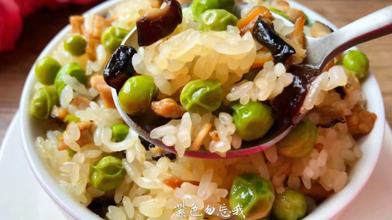 豌豆饭,蒸好盛出来就可以享用了,鲜香美味,好吃极了。