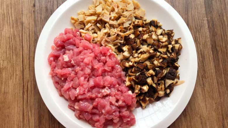 豌豆饭,鱿鱼提前用热水浸泡一个晚上,浸泡好撕破表面那层膜,清洗干净切成丁,香菇提前用热水浸泡一个小时,浸泡好清洗干净切成丁,<a style='color:red;display:inline-block;' href='/shicai/ 429'>瘦肉</a>清洗干净切成丁待用。