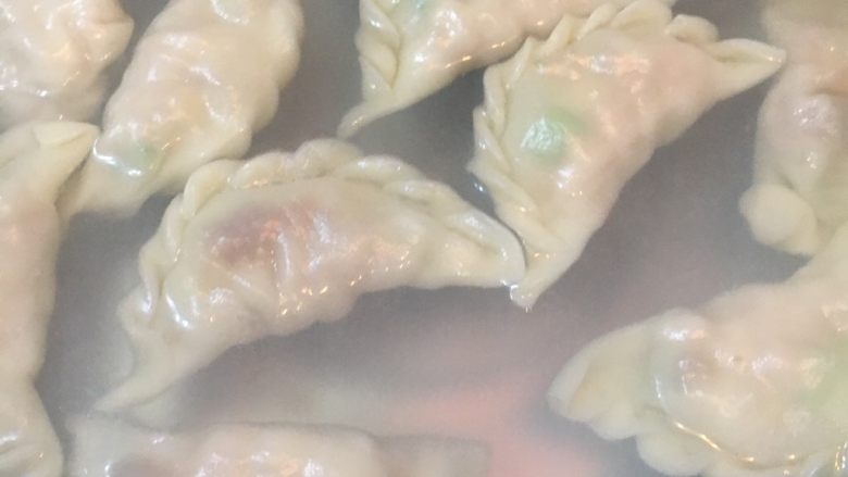 饺子,热锅烧开水,放入饺子煮1分钟,捞起