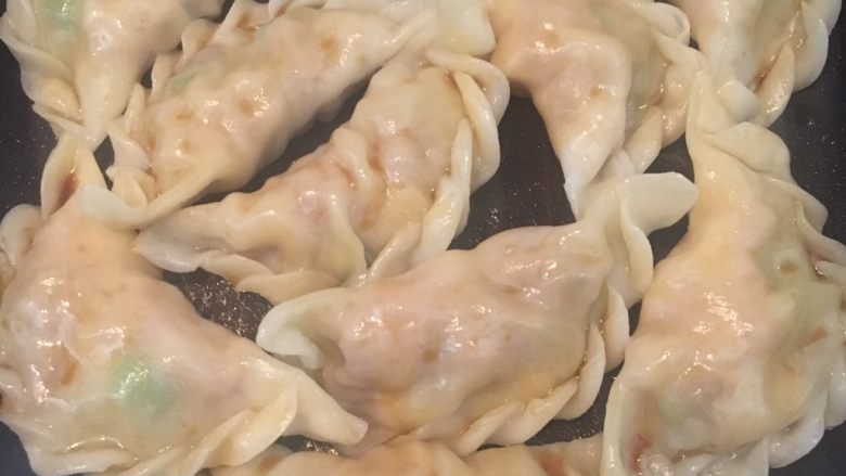 饺子,再热锅下油,放入捞起的饺子下锅慢火煎