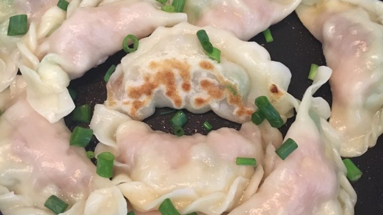 饺子,煎至底部金黄,加入葱花