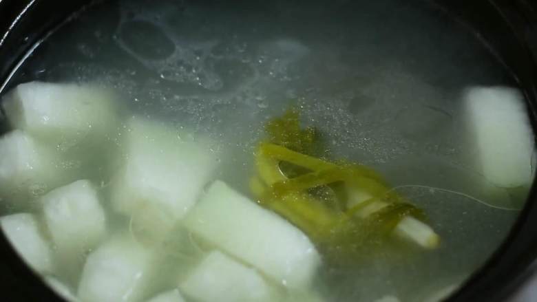 家里餐桌上常见的一碗汤,好喝又营养,加入冬瓜和盐,继续炖15分钟即可。