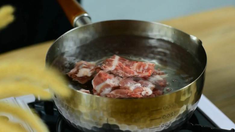 家里餐桌上常见的一碗汤,好喝又营养,排骨冷水入锅,大火烧开后捞出。