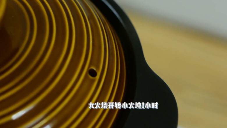家里餐桌上常见的一碗汤,好喝又营养,大火烧开,转小火炖1个小时。