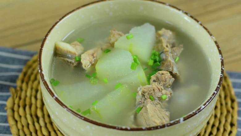 家里餐桌上常见的一碗汤,好喝又营养,排骨冬瓜汤取料简单、口味鲜美、营养多多、老幼皆宜哦。