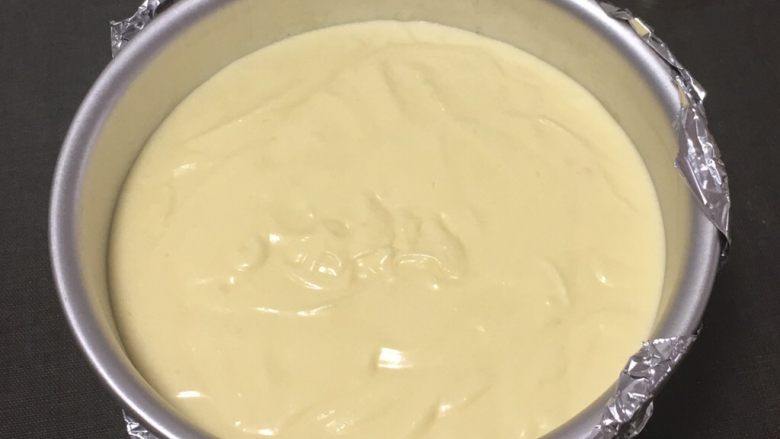 酸奶乳酪蛋糕,模具外脆包裹锡纸,蛋糕糊倒入模具中,震几下。