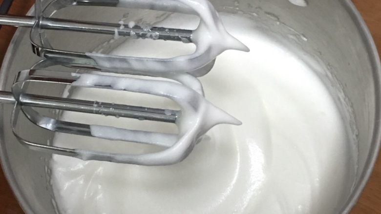 酸奶乳酪蛋糕,再加入15克细砂糖,同样50圈。