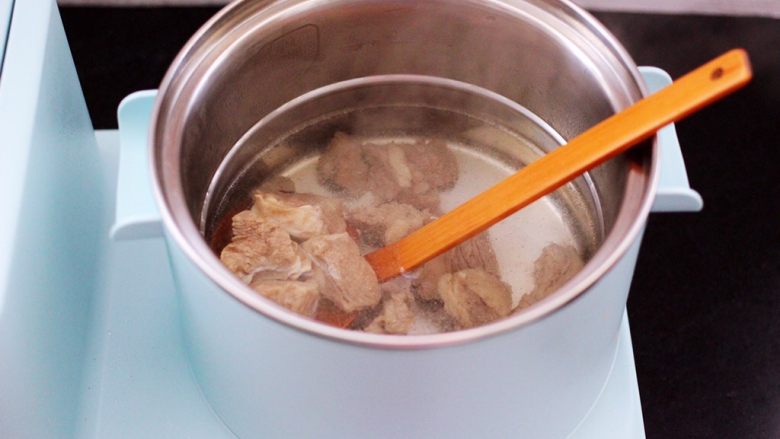 番茄牛肉炖土豆,另起汤锅里倒入适量的清水煮沸后,加入提前焯过水的牛肉块。