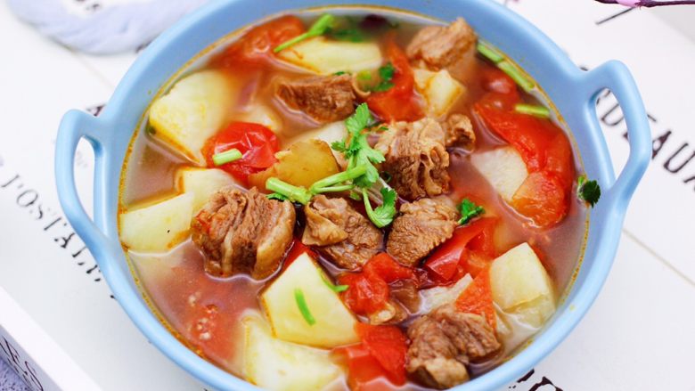 番茄牛肉炖土豆,啦啦啦,好吃到流哈喇子的番茄牛肉炖土豆出锅咯。