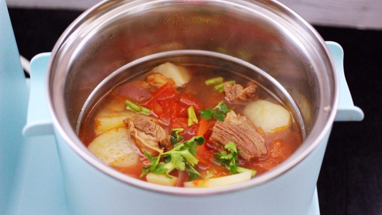 番茄牛肉炖土豆,大火煮沸关火,撒上<a style='color:red;display:inline-block;' href='/shicai/ 131'>香菜</a>段即可。