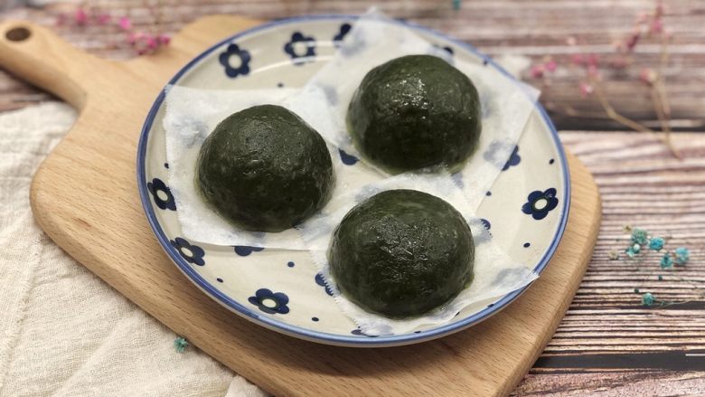 肉松蛋黄青团,放凉后用保鲜膜裹紧就大功告成了!
