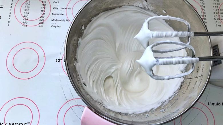 不消泡的可可戚风蛋糕,蛋白分三次加入白砂糖打至硬性发泡。